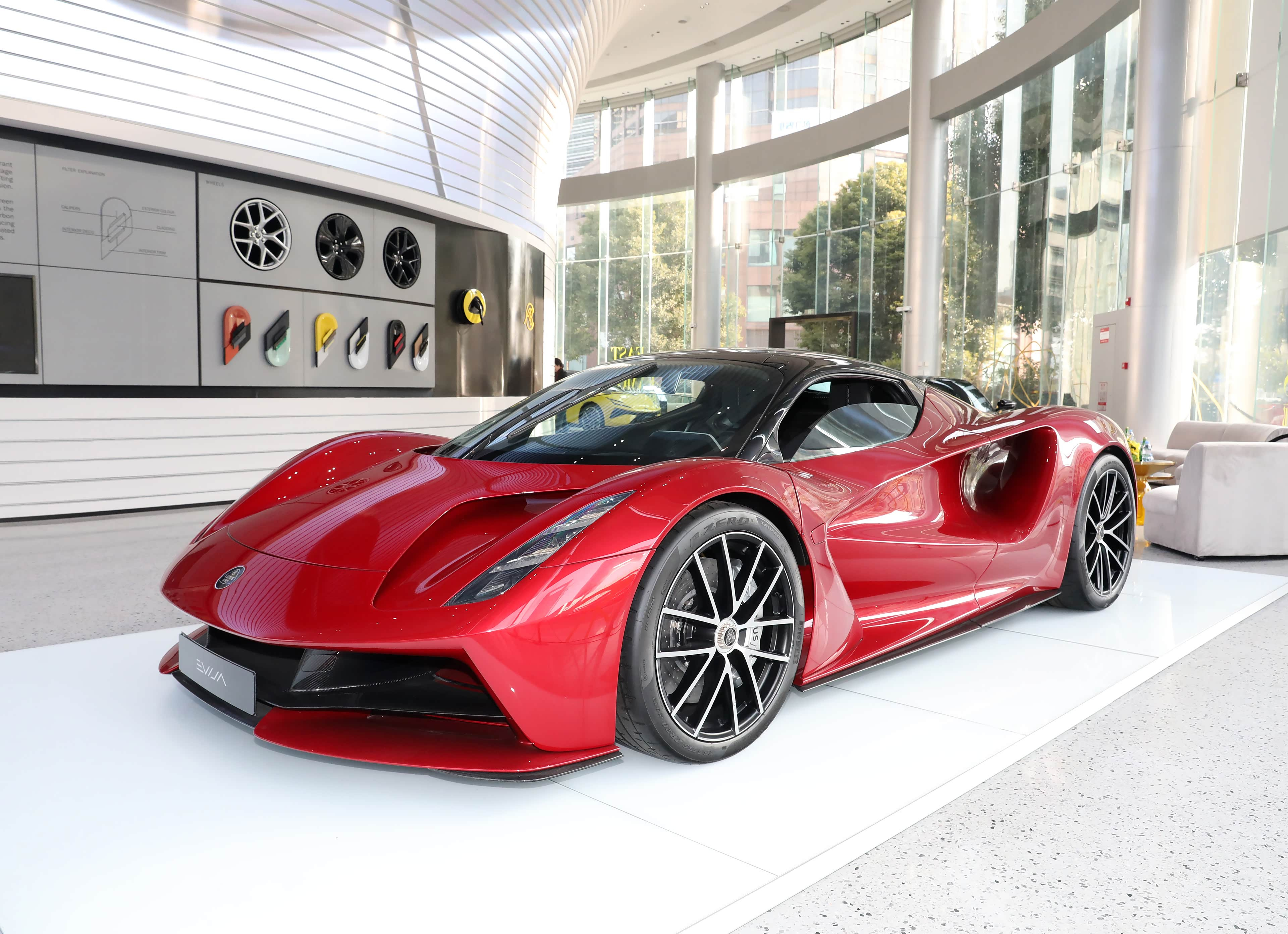 Электрический гиперкар Lotus Evija